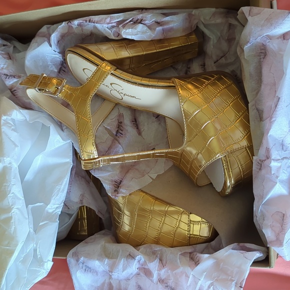 NWB Gold Platform Sandals - Picture 1 of 4